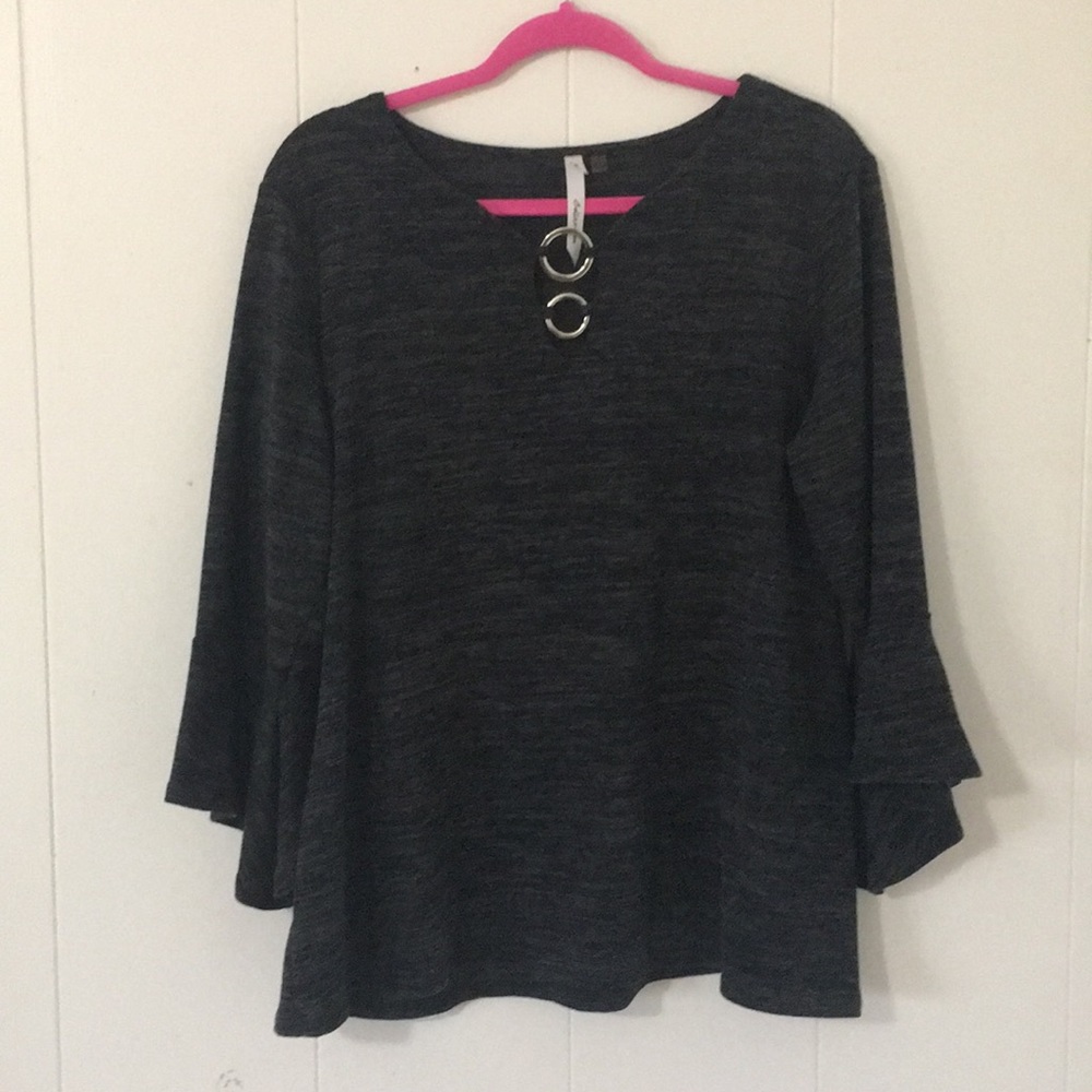 🦋$5 each for 2 or more🦋 Black and grey  top